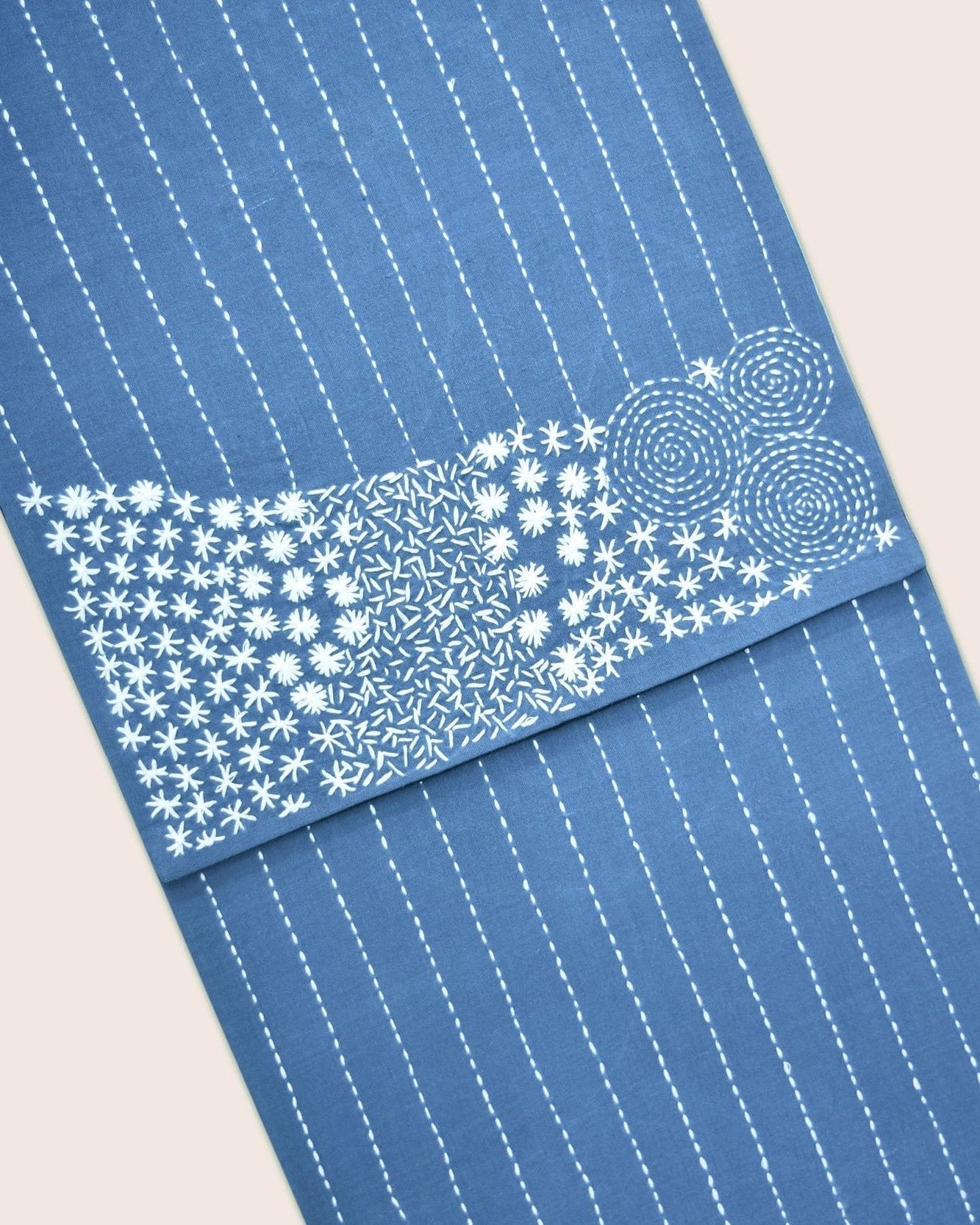 SIRIMIRI - Dining Set Of Table Runner And 8 Table Mat - Veaves