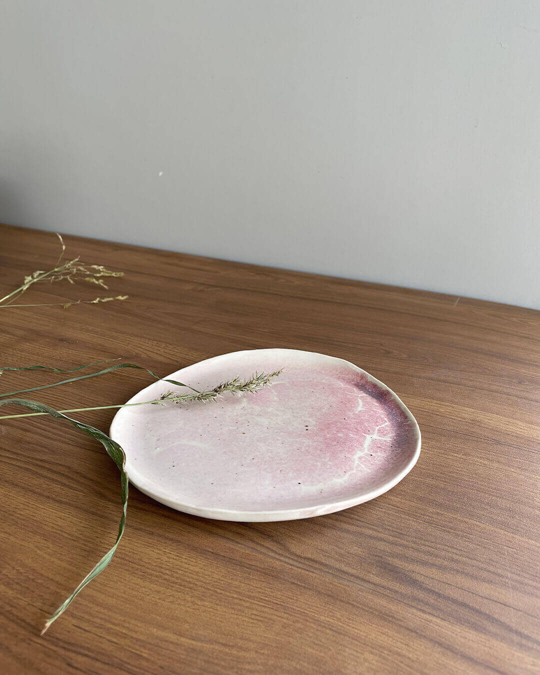 Decorative pink ceramic plate by Kolus India