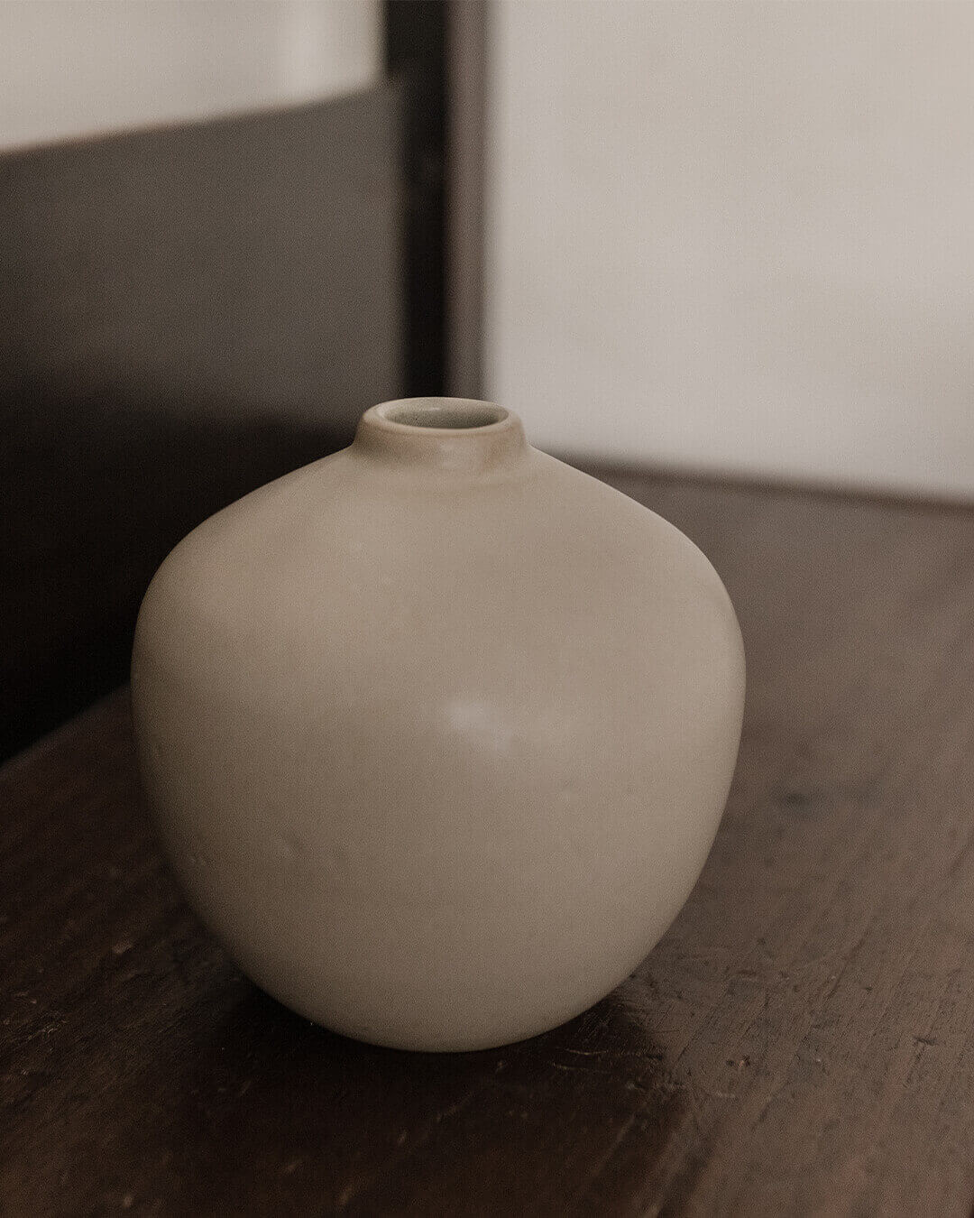 Ceramic flower vase 