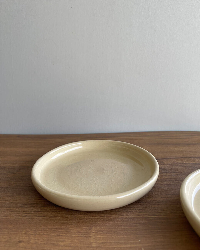 Plain beige ceramic dinnerware by Kolus home