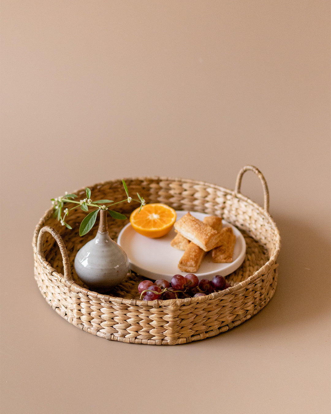 Round wicker tray with handles by Kolus India