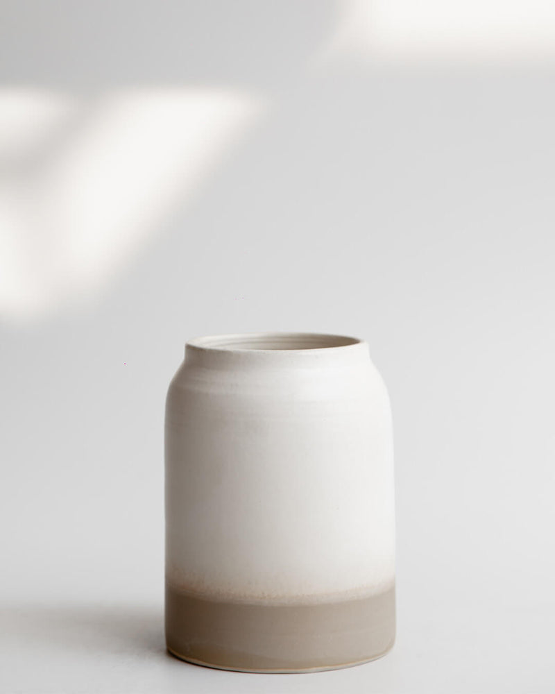 Ceramic flower vase 
